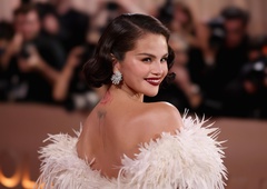 Selena Gomez v Chanel mojstrovini: obleka, ki je zahtevala 323 ur dela
