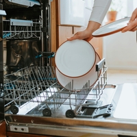 Vaš pomivalni stroj je verjetno bolj umazan, kot si upate pomisliti - a rešitev je presenetljivo preprosta