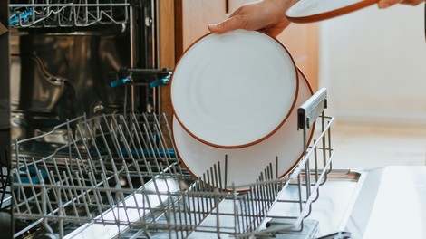 Vaš pomivalni stroj je verjetno bolj umazan, kot si upate pomisliti - a rešitev je presenetljivo preprosta