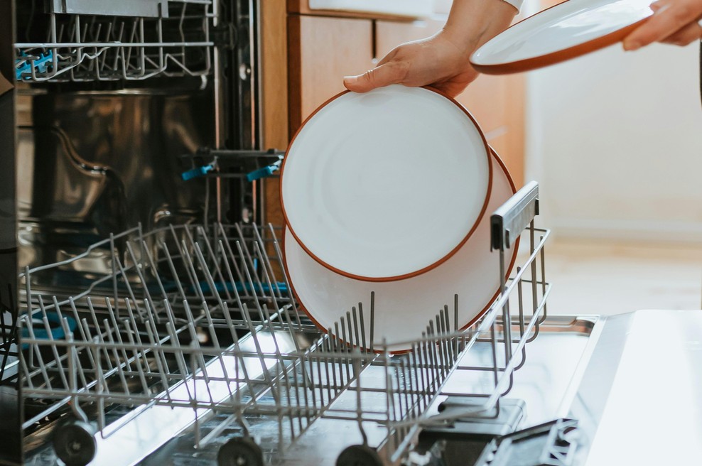 Vaš pomivalni stroj je verjetno bolj umazan, kot si upate pomisliti - a rešitev je presenetljivo preprosta (foto: Unsplash)