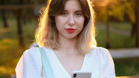 "Na slovenskih aplikacijah za zmenke so samo moški, ki jih vsi že poznajo, pa še nadležni so ..." (izpoved iskalke ljubezni)