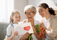 Kaj pa, če bi imeli dan staršev – praznik vseh, ki so nas vzgojili v to, kar smo