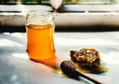 Končno je znano, zakaj v vroč čaj ne bi smeli dodajati medu - to napako dela ogromno ljudi