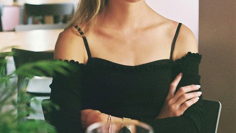 "Tašča je zahtevala, da spi v najini zakonski postelji – ko sem rekla ne, se je začel družinski kaos" (resnična zgodba)