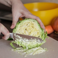 Znani kuhar razkril skrivnost najboljše zeljne solate: ključ ni v sestavinah, ampak v pravilnem vrstnem redu!