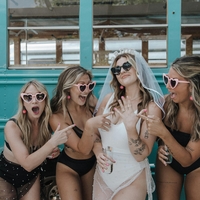 Na dekliščini nepričakovano prejela kolaž posnetkov bivših fantov – njena reakcija je presenetila vse