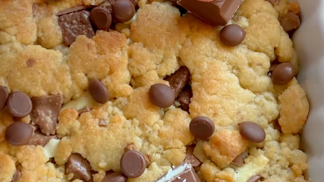 Sladica za nestrpne: mehka piškotna pita iz airfryerja končana v 10 minutah