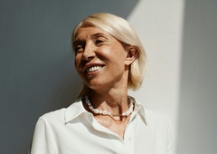 Po 29 letih zakona jo je ločitev doletela kot strela z jasnega - a njena naslednja poteza je presenetila vse