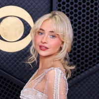 Nebeška obleka Grammyjev 2026: Sabrina Carpenter v unikatni Valentino kreaciji