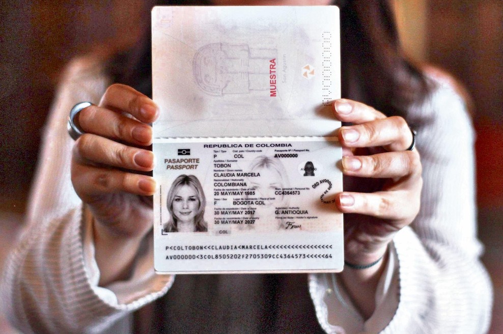 Zakaj se na fotografiji za potni list ne smemo smejati? (foto: Profimedia)