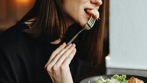 To ni običajna testeninska solata: skrivnost je v enem nenavadnem koraku