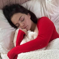 Če spite v tem položaju, pomeni, da vaše telo zadržuje napetost in hrepeni po čustveni varnosti