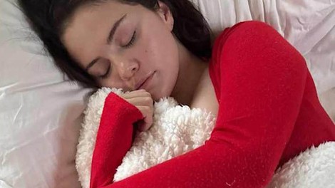 Če spite v tem položaju, pomeni, da vaše telo zadržuje napetost in hrepeni po čustveni varnosti