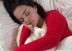 Če spite v tem položaju, pomeni, da vaše telo zadržuje napetost in hrepeni po čustveni varnosti