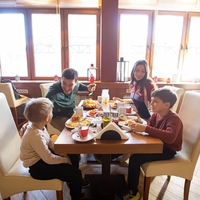 Slovenci jo obožujejo, a je pravo zlo in poguba za želodec: če to jeste za zajtrk, delate grozljivo napako