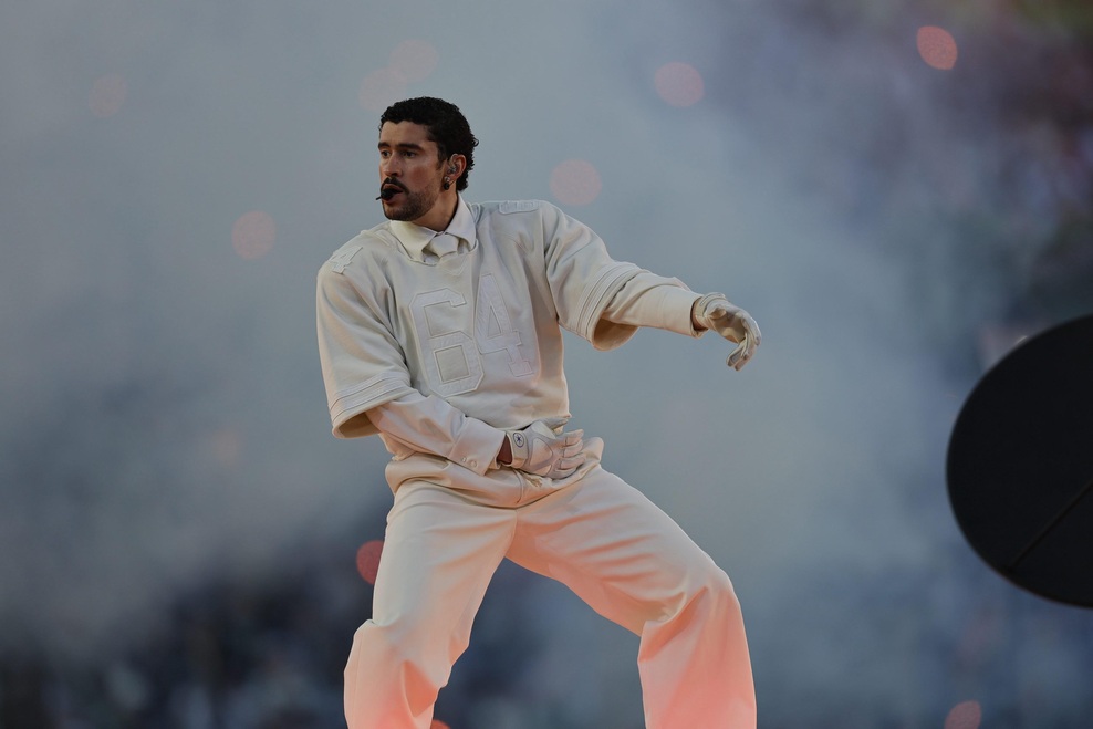 Bad Bunny na tekmi Super Bowl 2026: minimalističen videz iz Zare z močnim sporočilom (foto: Profimedia)