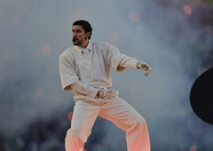 Bad Bunny na Super Bowlu 2026: minimalističen videz iz Zare z močnim sporočilom