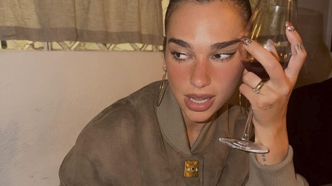 dua lipa kozarec vino alkohol ženska zaskrbljena