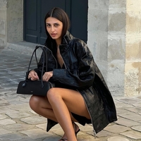 Monokromatsko, a nikakor monotono: kako v letu 2026 nositi črno s karakterjem?