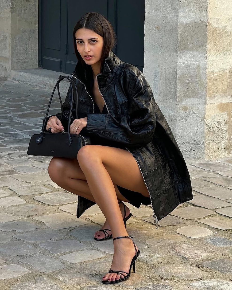 Monokromatsko, a nikakor monotono: kako v letu 2026 nositi črno s karakterjem? (foto: Instagram/Screenshot)