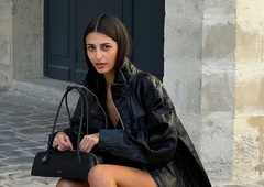 Monokromatsko, a nikakor monotono: kako v letu 2026 nositi črno s karakterjem?