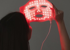 Kaj točno je LED maska za obraz in zakaj bi jo morali uporabljati?