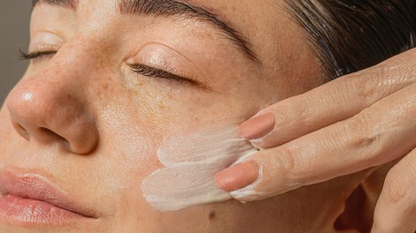 Več škode kot koristi: to so lepotni TikTok trendi, ki se jim raje izognite