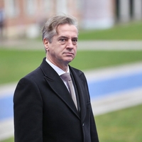 Premier Robert Golob spregovoril o svoji plači in postregel z osupljivimi besedami: "S tem težko preživiš!"