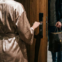 "Fant me je zvesto čakal doma, jaz pa sem na službeni poti odprla vrata neznancu s skrivnostno vrečko …" (resnična izpoved)