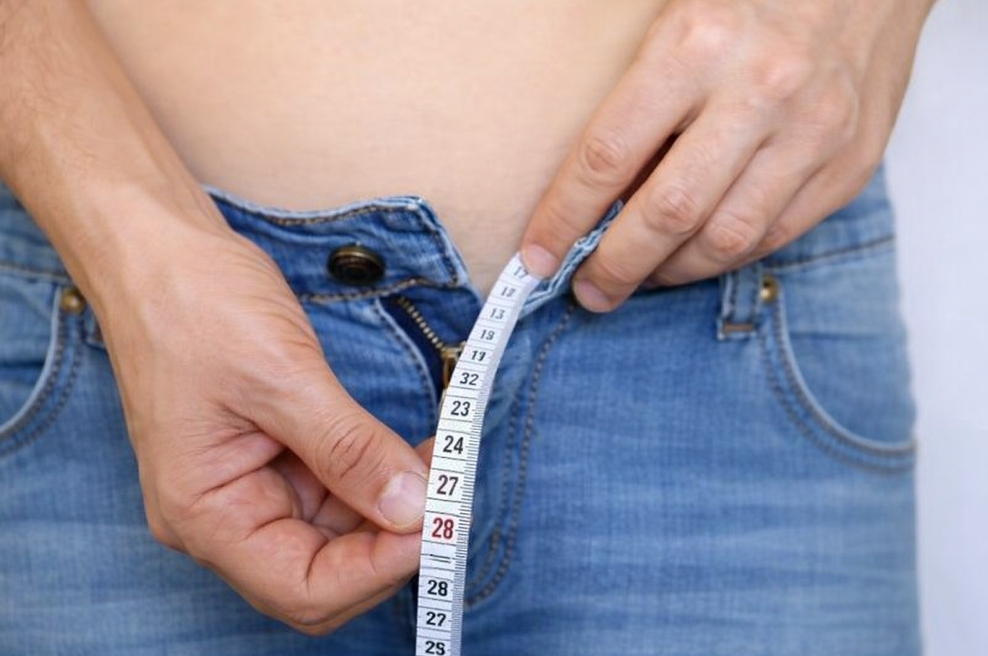 28 centimetrov čiste groze: moški z orjakom med nogama odšel na jogo, kjer pa je doživel osupljivo ponižanje (tega ne bo pozabil nikdar!) (foto: ChatGPT)