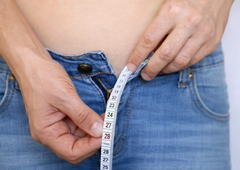 28 centimetrov čiste groze: moški z orjakom med nogama odšel na jogo, kjer pa je doživel osupljivo ponižanje (tega ne bo pozabil nikdar!)