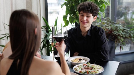 moski zenska zmenek denar placilo seks zahteva izpoved