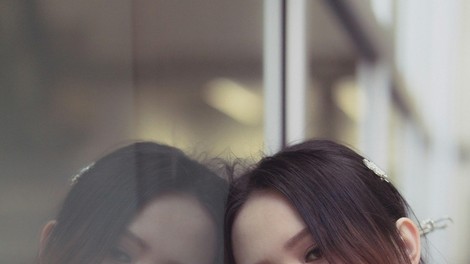 zamišljeno dekle kitajka