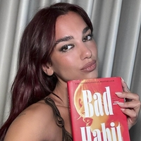 Dua Lipa bere – in vsi ji sledimo: knjižni klubi kot nova modna pista