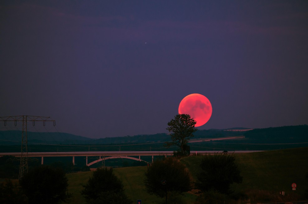 krvava polna luna (foto: Unsplash/Robert Wiedemann)