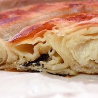 Da mast ne bo več kapljala z bureka: Turkinja razkrila osupljiv recept, potrebujete le ponev in 15 minut (VIDEO)