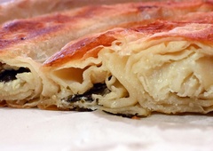 Da mast ne bo več kapljala z bureka: Turkinja razkrila osupljiv recept, potrebujete le ponev in 15 minut (VIDEO)