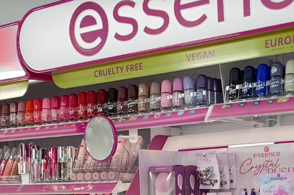 Kozmetični gigant šokiral kupce: ti izdelki gredo iz programa (priljubljeni so tudi v Sloveniji!) (foto: TikTok/essence.cosmetics/posnetek zaslona)