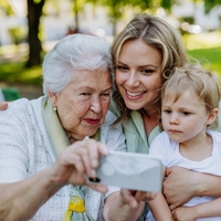Kaj so vaše babice počele drugače kot vi? Življenje generacij nekoč in danes se razlikuje kot noč in dan