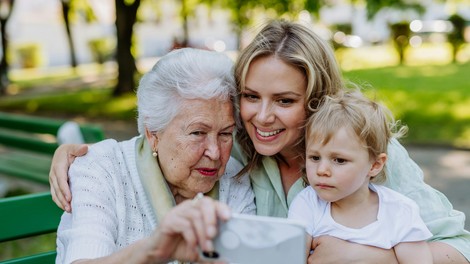 Kaj so vaše babice počele drugače kot vi? Življenje generacij nekoč in danes se razlikuje kot noč in dan