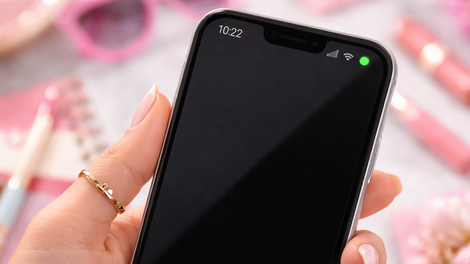 Me kdo snema? To je razlog, zakaj se v kotičku mobitela prižge majhna zelena ali oranžna lučka