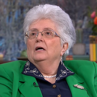 Babica pri 73 letih seksa kot nora: dolga leta hodila v cerkev, danes pa moški v vrsti stojijo pred njenimi vrati (pojasnila, zakaj)