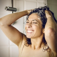 Kaj najprej umijete pod prho: lase, prsi ali obraz? To naj bi razkrilo, kakšni ste v postelji