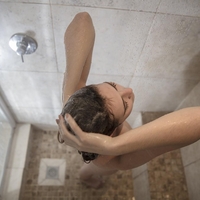 To se lahko zgodi, če se tuširate, medtem ko deluje pralni stroj