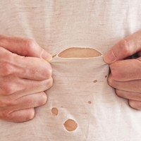 Skrivnostne luknjice na majicah: "Povsod so, pa vedno na istem mestu. In niso krive ščipalke ..." (razkrito, za kaj gre)