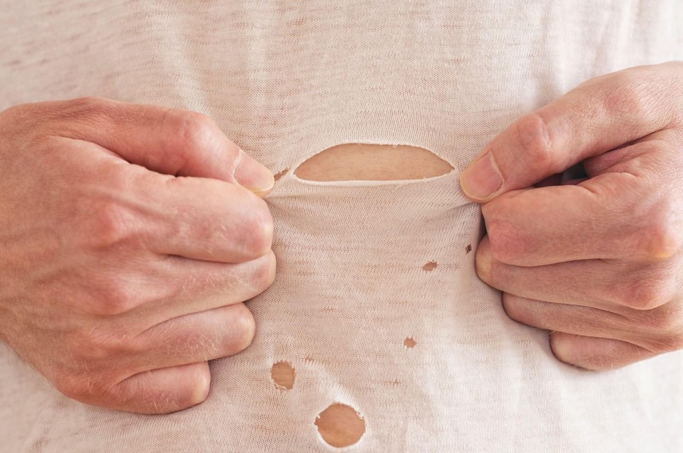 Skrivnostne luknjice na majicah: "Povsod so, pa vedno na istem mestu. In niso krive ščipalke ..." (razkrito, za kaj gre) (foto: profimedia)