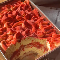 Zmanjkalo ga bo, preden boste rekli keks: tiramisu z jagodami, ki iz popolnoma normalnih ljudi naredi odvisnike
