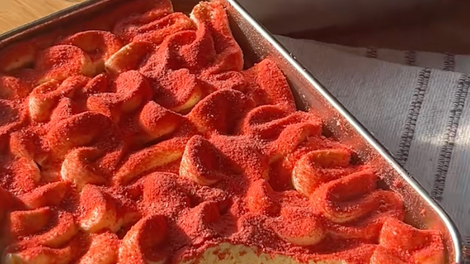 Zmanjkalo ga bo, preden boste rekli keks: tiramisu z jagodami, ki iz popolnoma normalnih ljudi naredi odvisnike