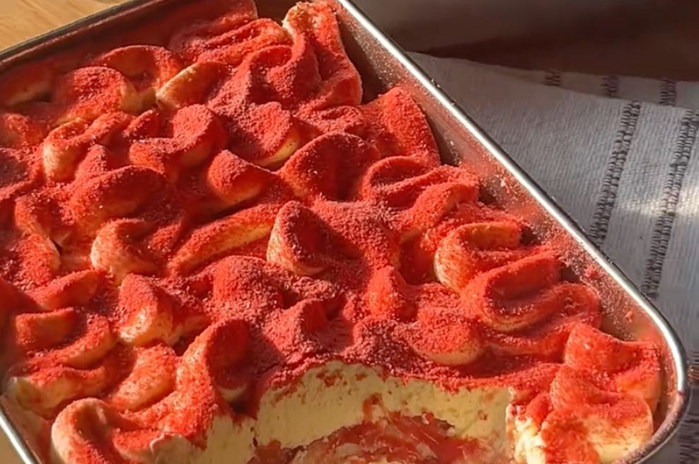 Zmanjkalo ga bo, preden boste rekli keks: tiramisu z jagodami, ki iz popolnoma normalnih ljudi naredi odvisnike (foto: TikTok/foodilica/posnetek zaslona)