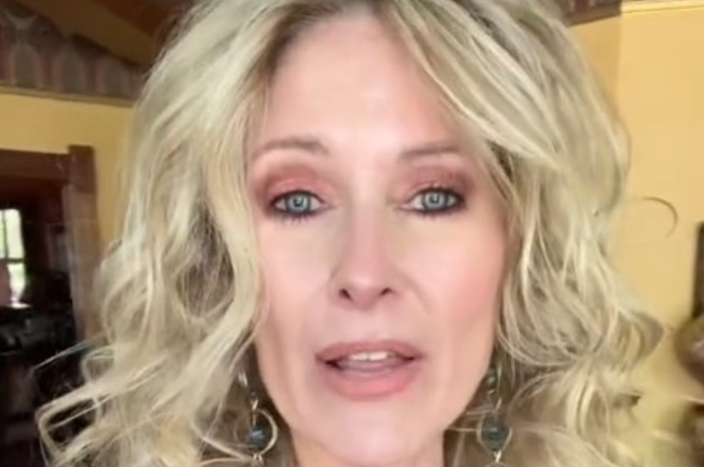 Ko je pokazala, kaj počne s sesalnikom, so sledilci ostali brez besed (viralen posnetek) (foto: Profimedia)